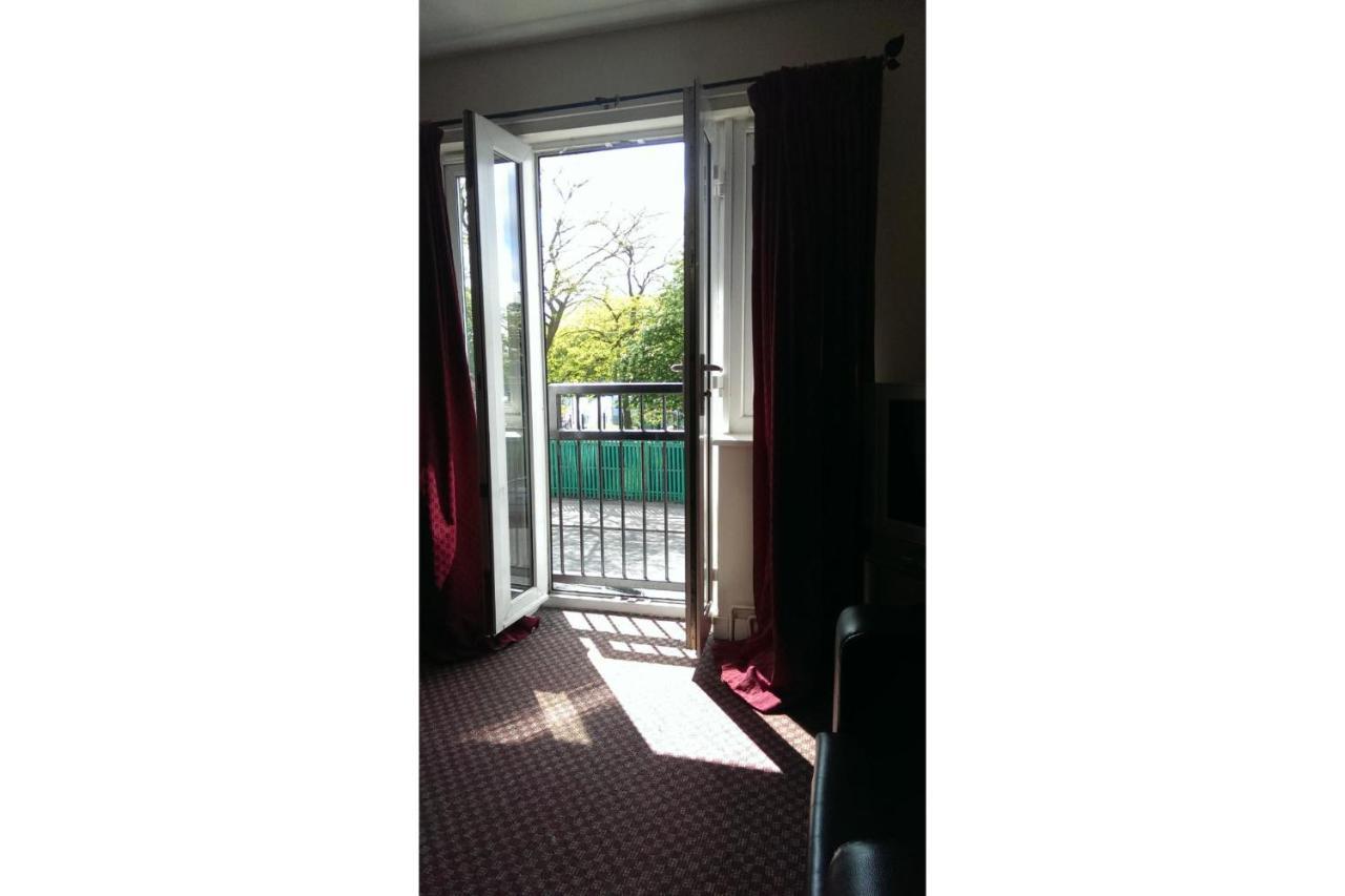 Oyo Arinza Apartments, Liverpool Bagian luar foto