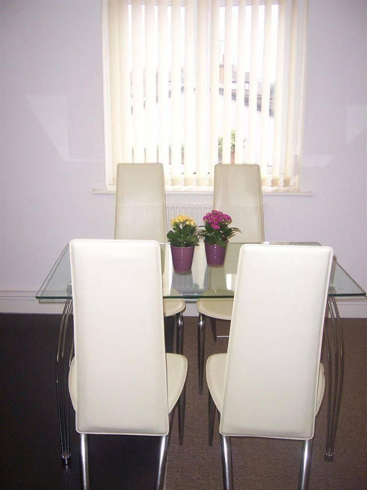 Oyo Arinza Apartments, Liverpool Bagian luar foto