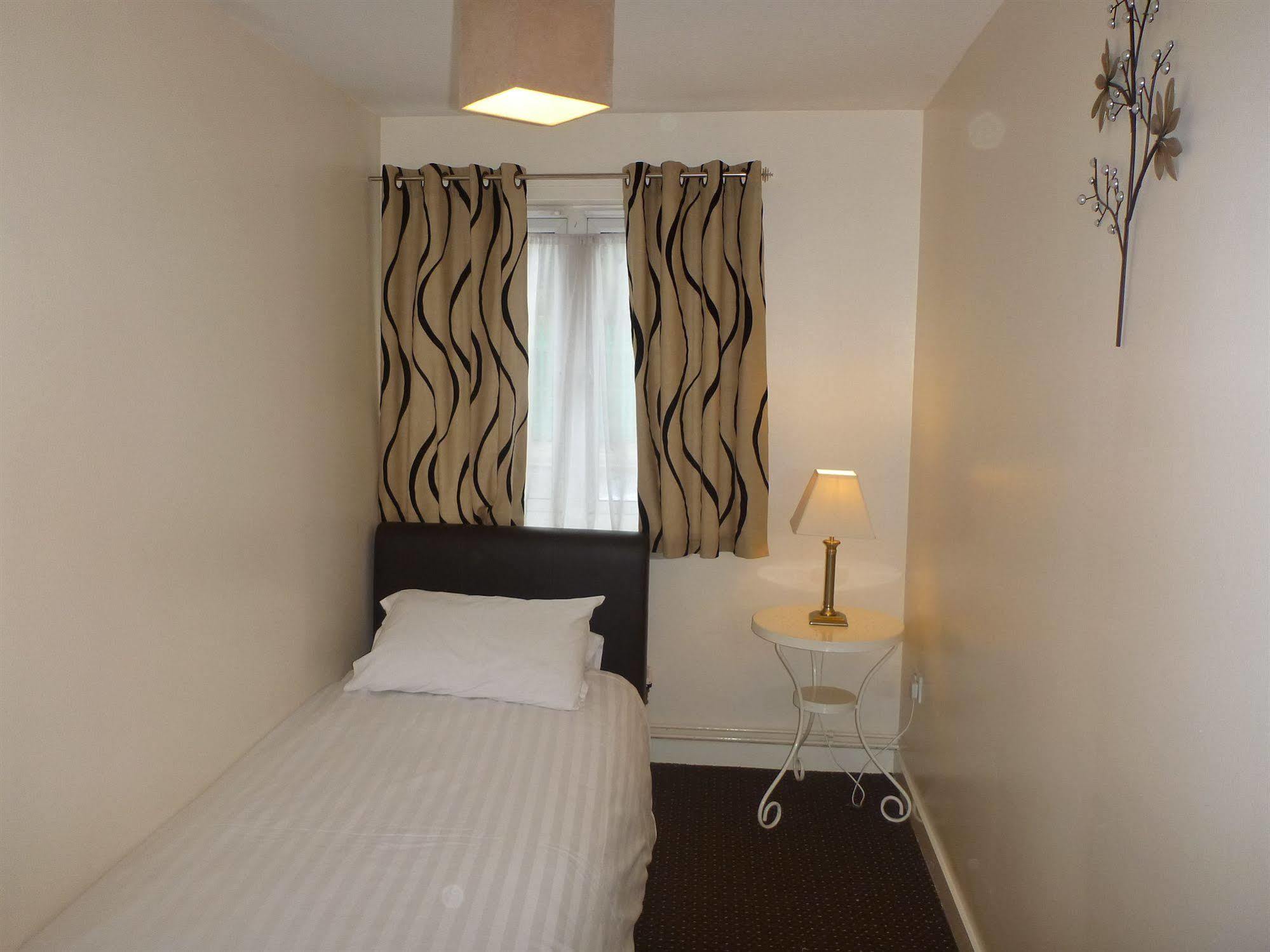 Oyo Arinza Apartments, Liverpool Bagian luar foto