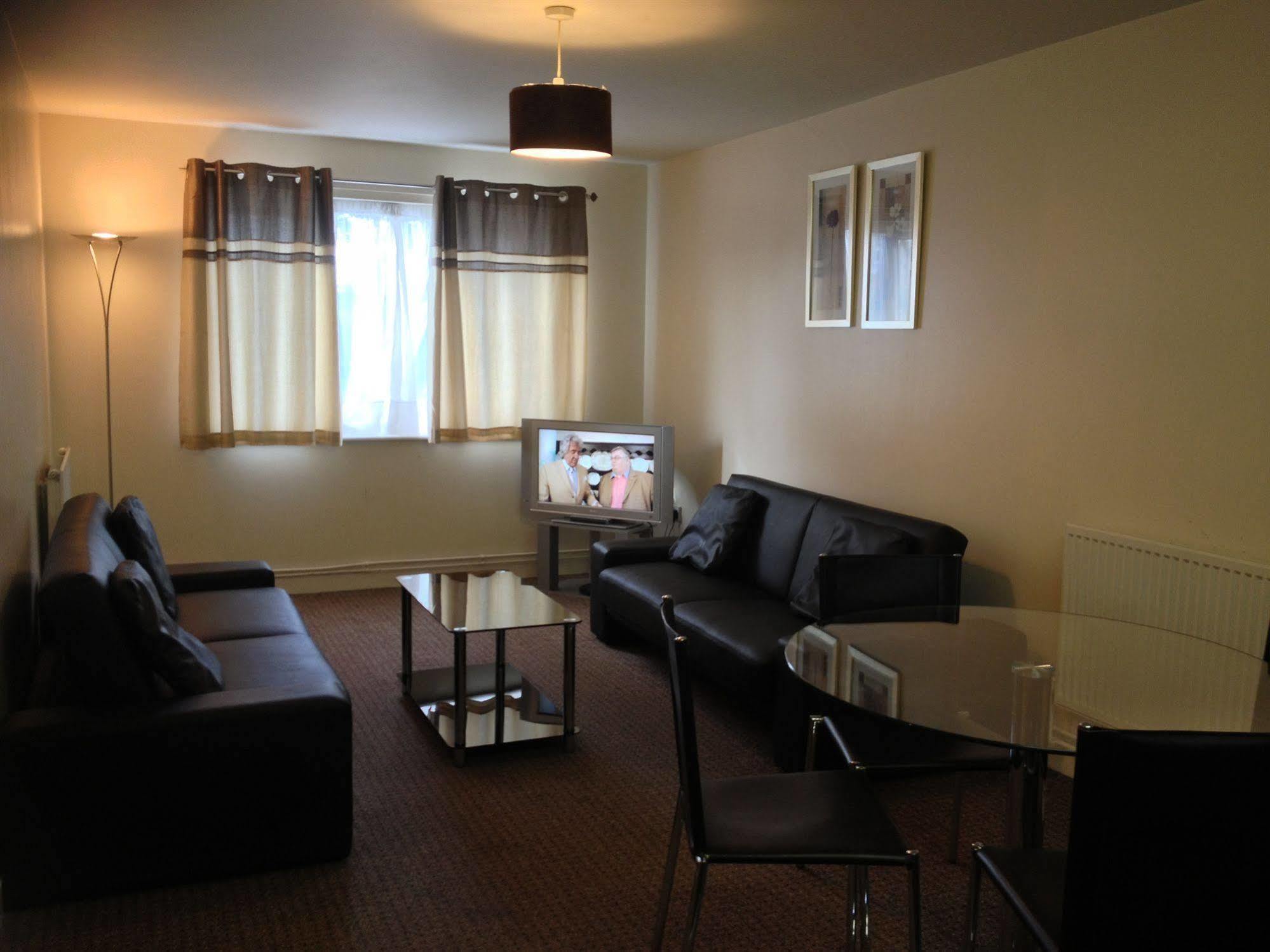 Oyo Arinza Apartments, Liverpool Bagian luar foto